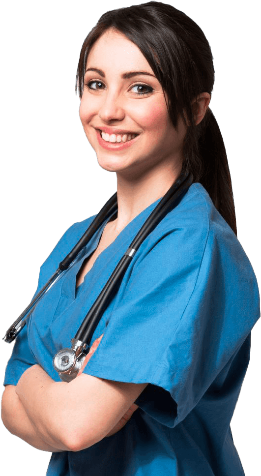 operatrice sanitaria con braccia incrociate e camice blu sorride