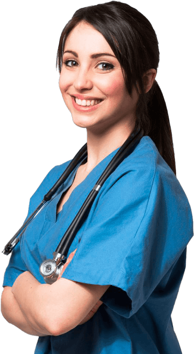 operatrice sanitaria con braccia incrociate e camice blu sorride